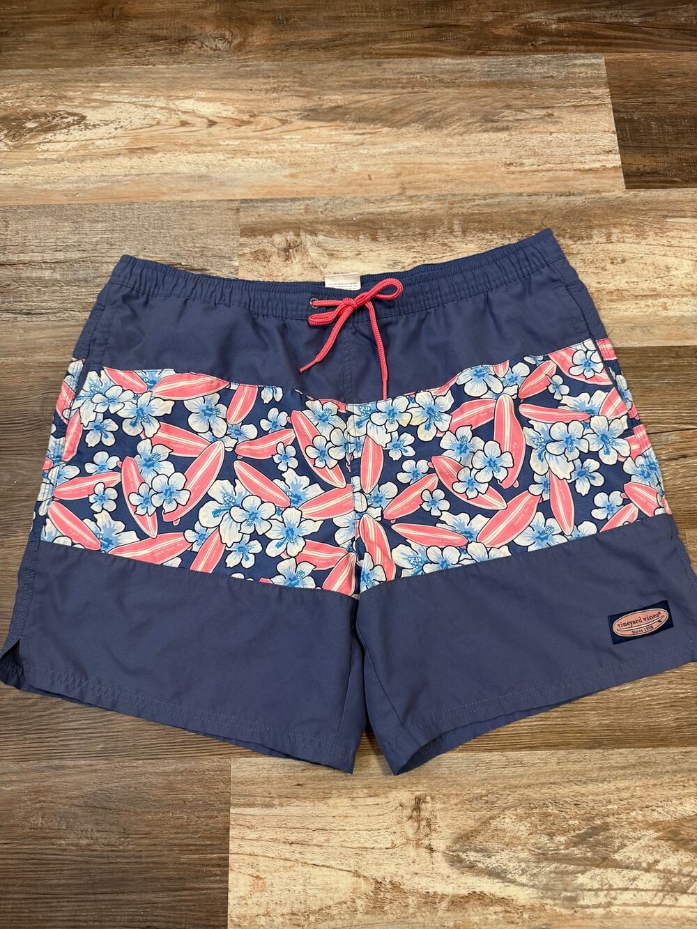 Vineyard Vines navy and pink men’s swim trunks size Large EUC beach swim cruise